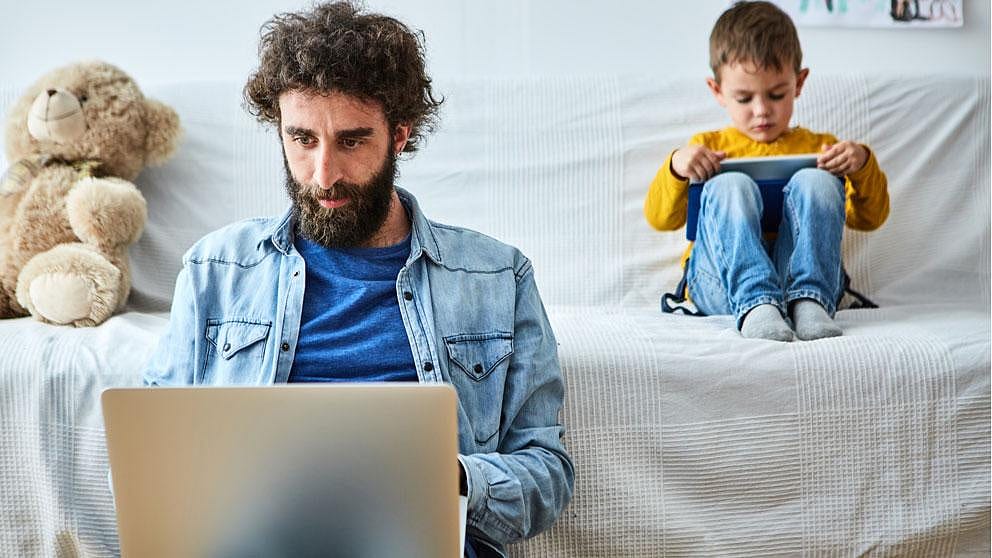 Vater und Sohn vor Laptops