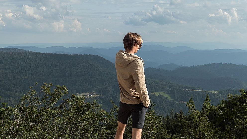 Mann genießt die Aussicht in den Bergen