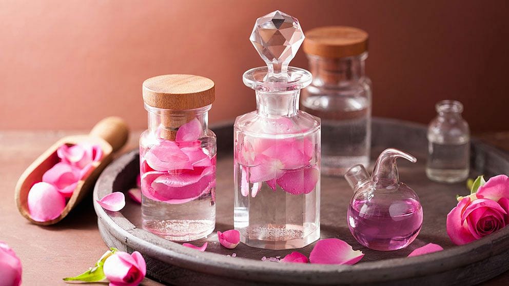 Glasfläschchen, Holzschäufelchen mit Rosenblätter