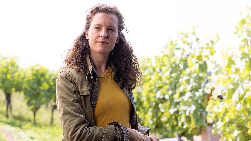 Frau bei Weinreben