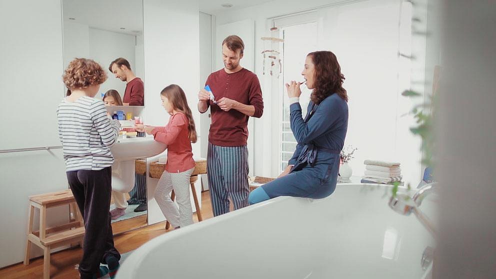 Familie im Bad bei Zähne putzen