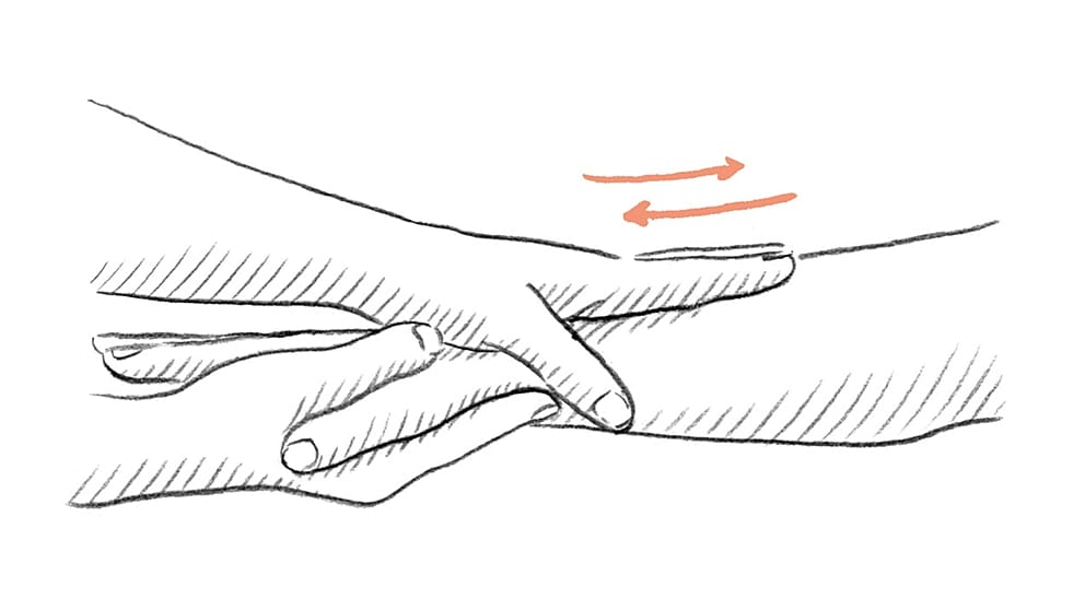 sanftes ausstreichen der hand bei einer handmassage