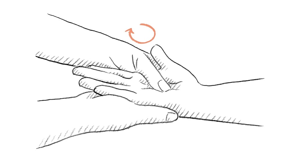 handinnenfläche wird massiert bei handmassage