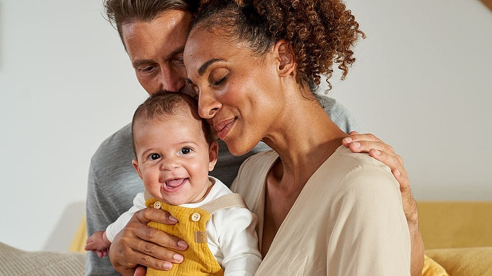 Eltern mit lächelndem Baby