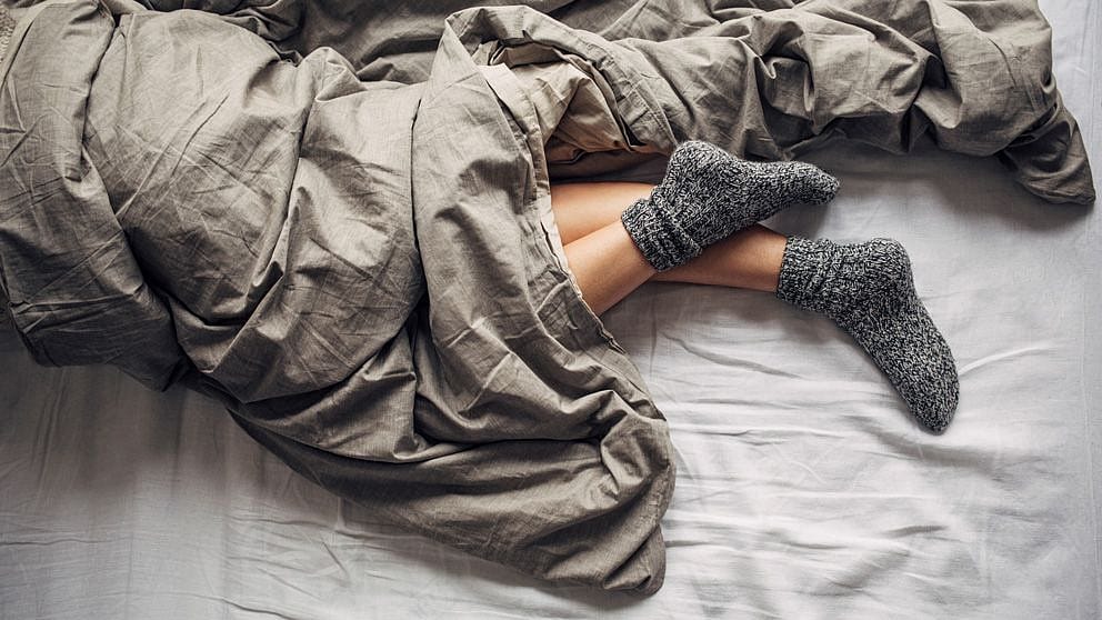 Frau unter der Decke